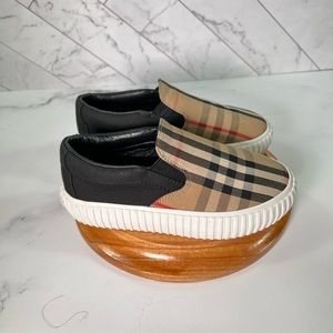 🔥 Burberry slip on (unisex) shoes us 12c